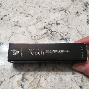 Younique Taffeta concealer